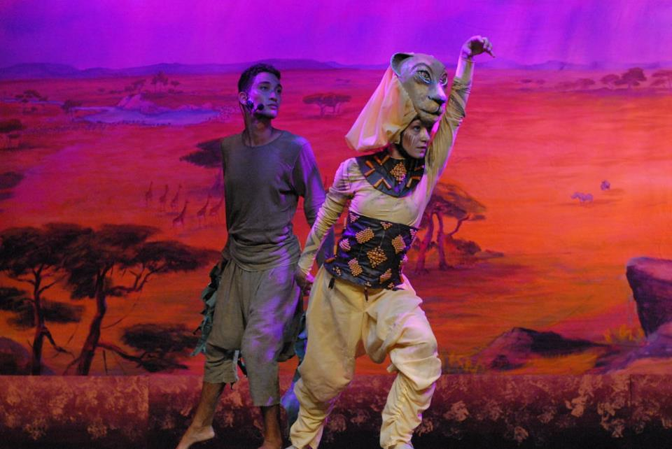 ili Yes dancing with a lioness