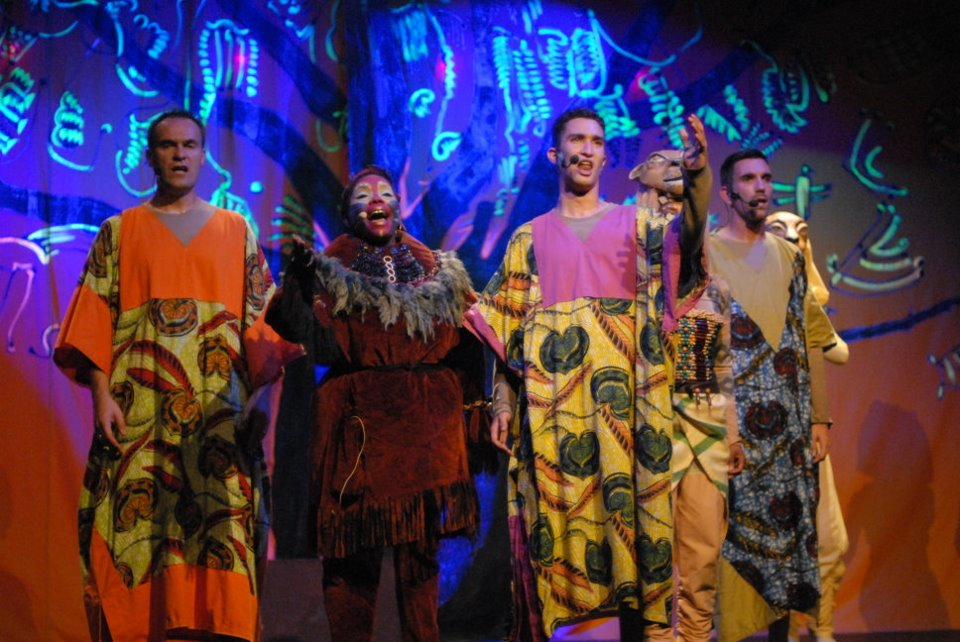 ili Yes singing in the Lion King